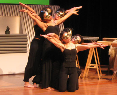 El grupo de danza con máscaras