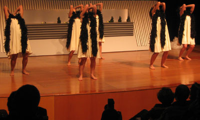 Las bailarinas con unas boas de plumas negras
