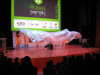 Bailarinas cubiertas por un plástico