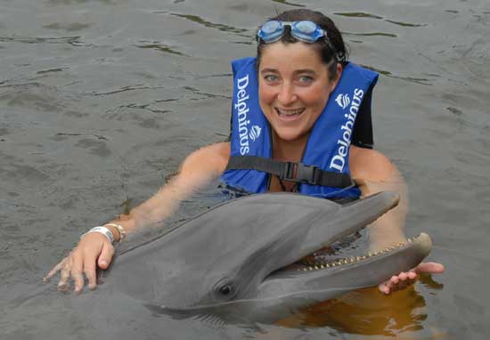 Iratxe sonriente posando con un delfín