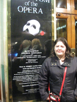 La Antxoa junto al cartel de El Fantasma de la Opera