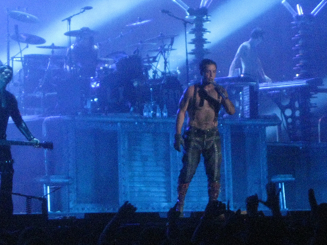 El cantante de Rammstein acojonando al público
