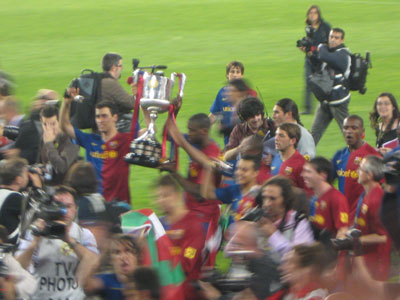 Jugadores del Barça paseando con el trofeo de copa