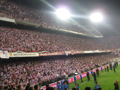 Vista de una de las tribunas de Mestalla, llena de hinchas del Athletic de Bilbao