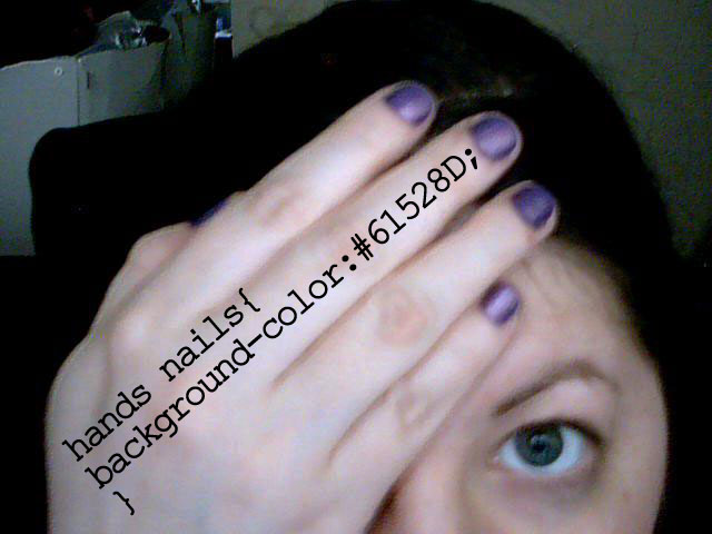 Antxoa, con sus uñas de las manos pintadas de morado