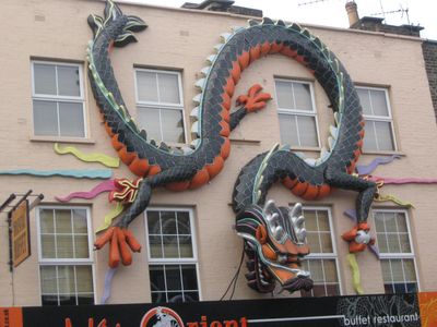 Un dragón en la fachada de un edificio junto a Camden Town