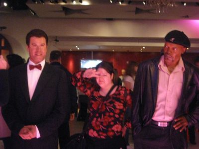 Ainhoa posando con John Travolta y Samuel L. Jackson