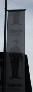 Cartel anunciando la exposición sobre Charlie Chaplin en Kaixa Forum Madrid