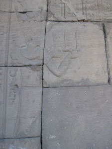 Detalle de un jeroglífico en una de las paredes del Templo de Debod, Madrid
