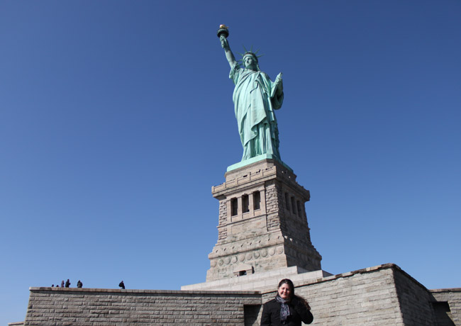 Posando con la Estatua de la Libertad
